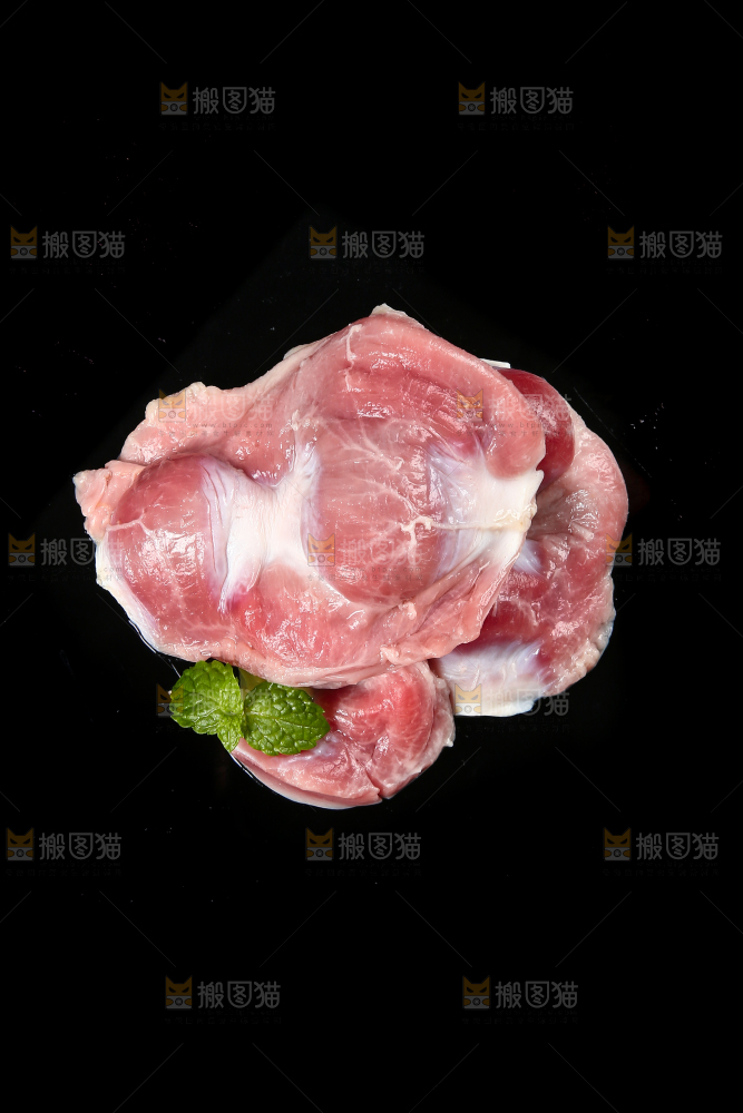 黑底上放着鸡肫