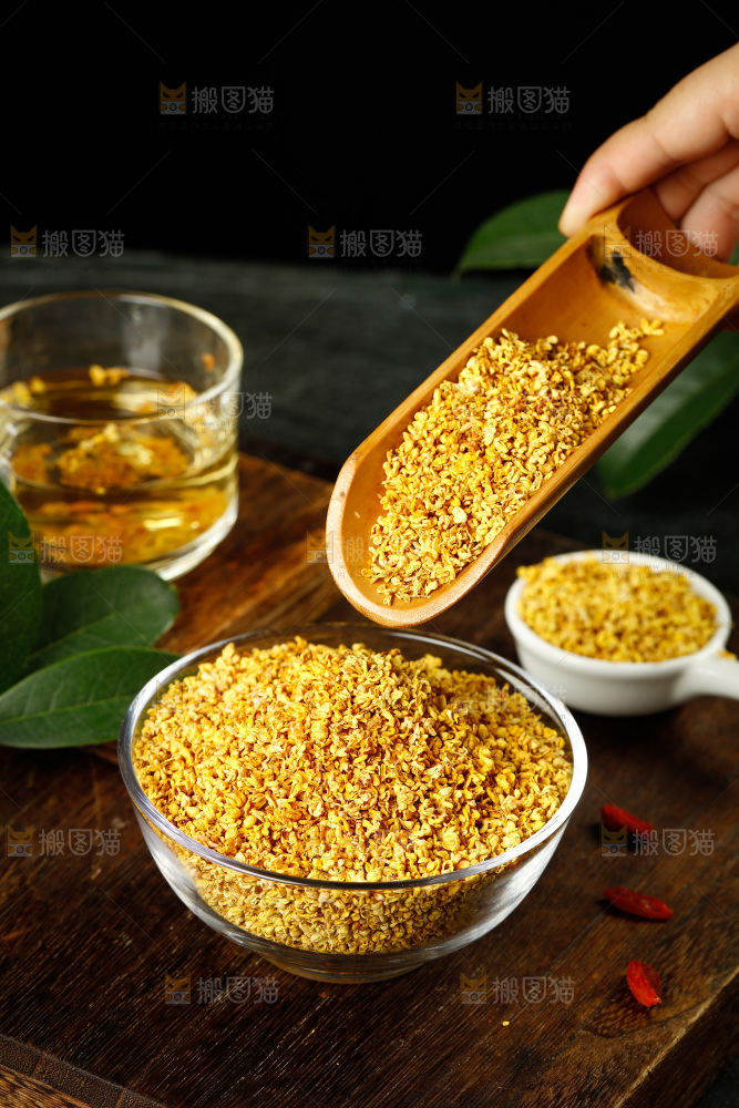 勺子舀着桂花