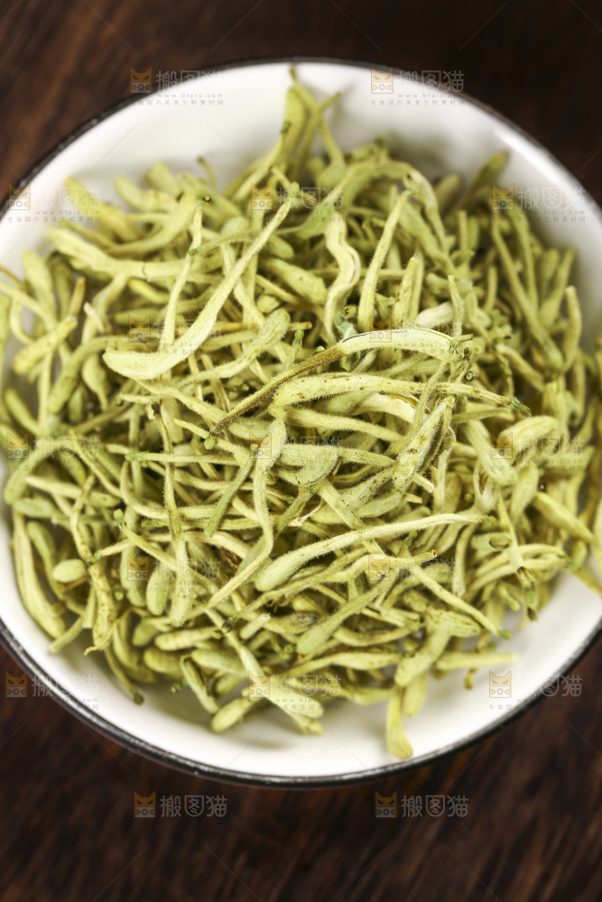 木底上放着一碟金银花茶
