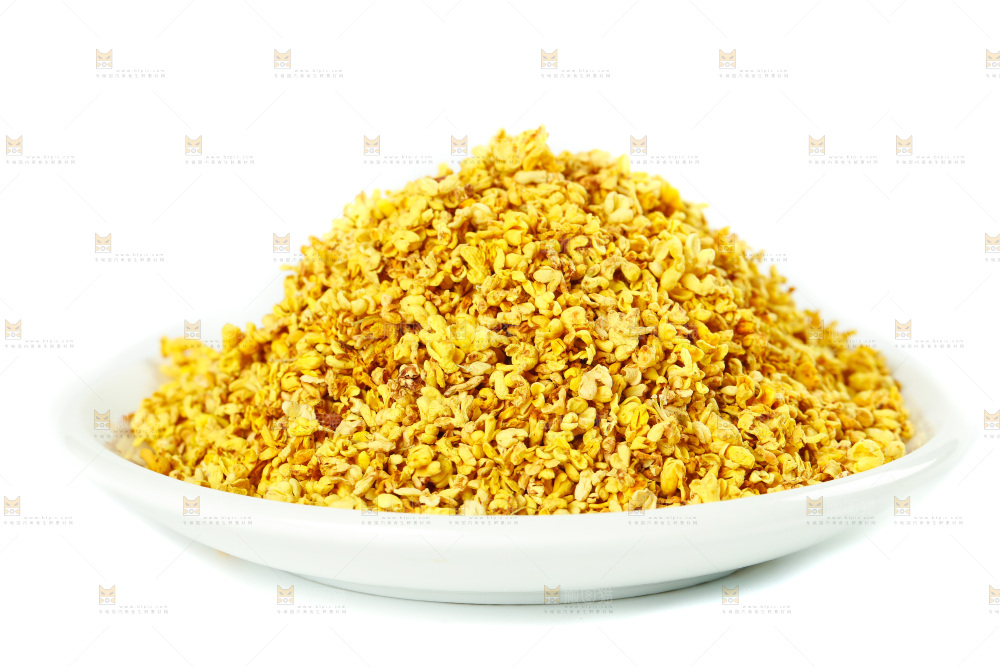 白底上放着一盘桂花