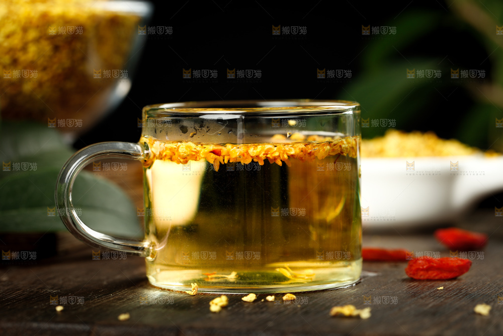 木底上摆放着一杯桂花茶