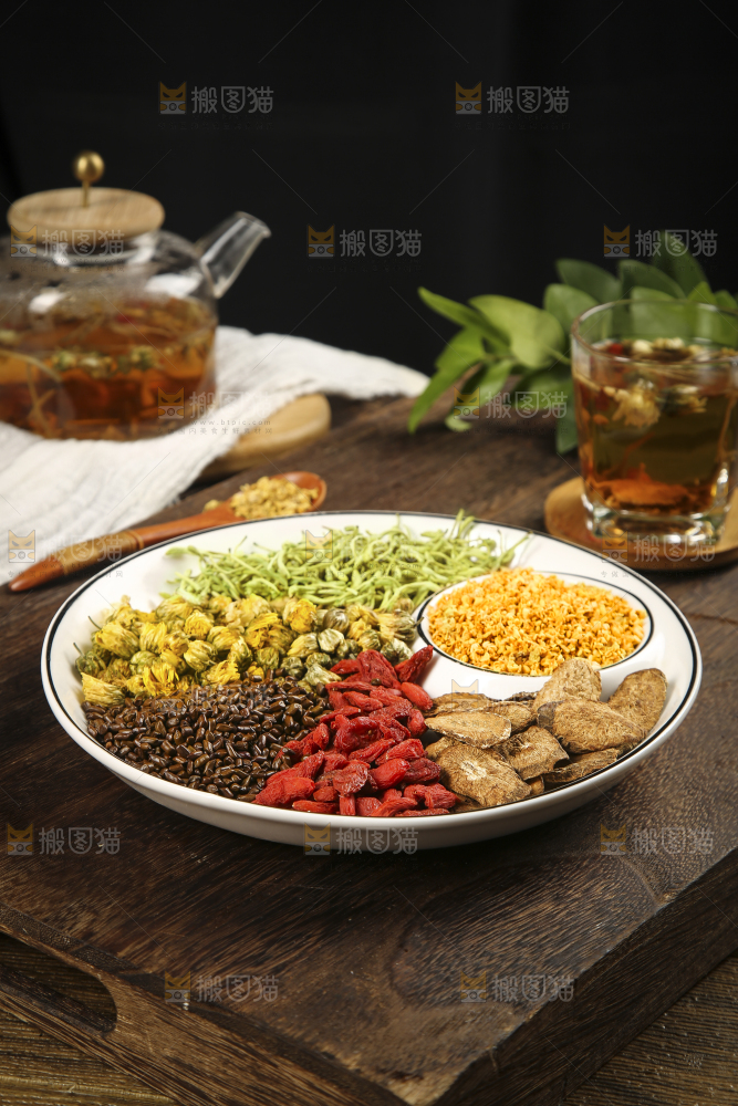 木底上放着一盘花茶食材组合