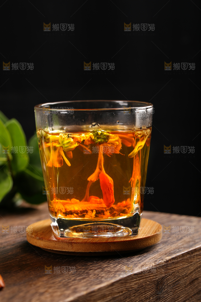 木底上摆放着一杯花茶