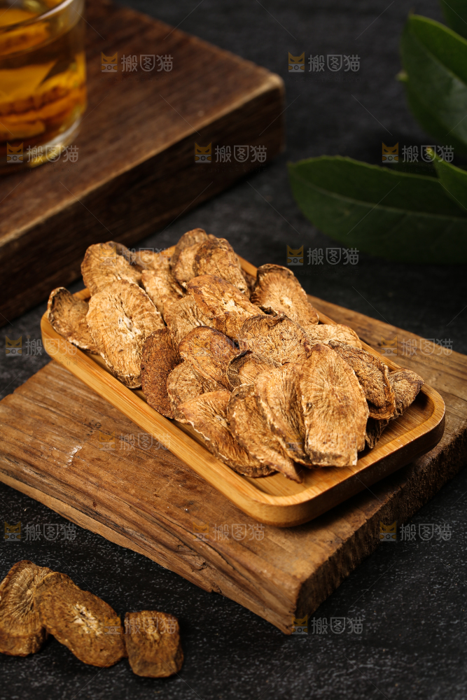 木板上放着一盘牛蒡根茶