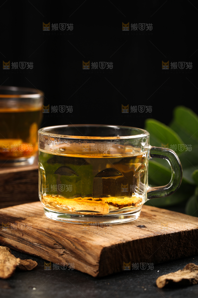 木板上放着一杯牛蒡茶