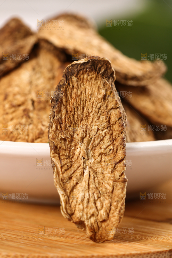 木底上的牛蒡片