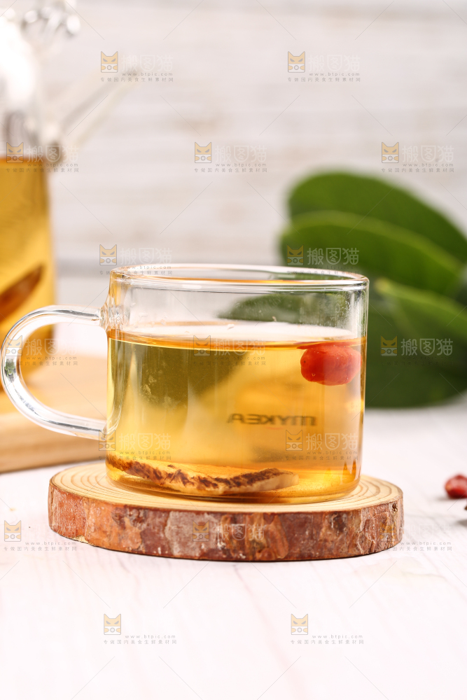 木垫上放着一杯牛蒡根茶