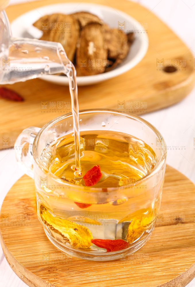 木垫上放着一杯牛蒡根茶