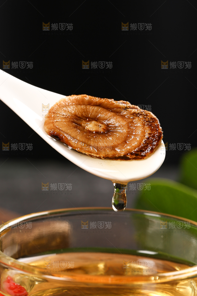 勺子上舀着牛蒡片