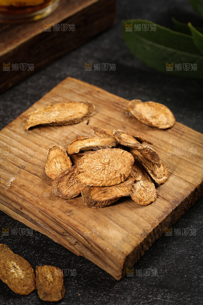 木板上的牛蒡根