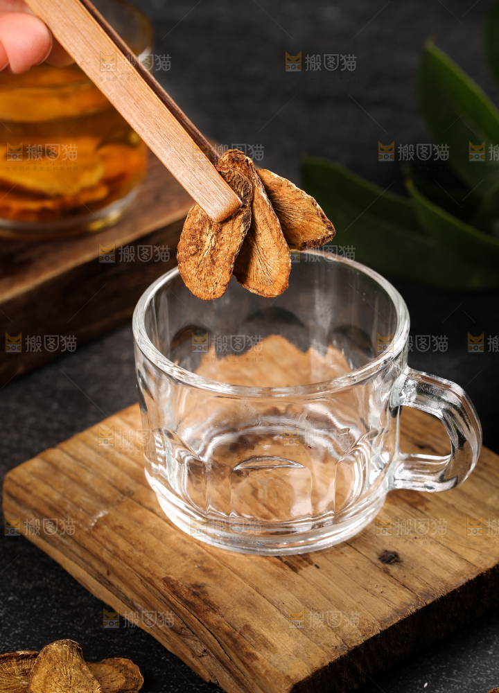 夹子上夹着牛蒡片