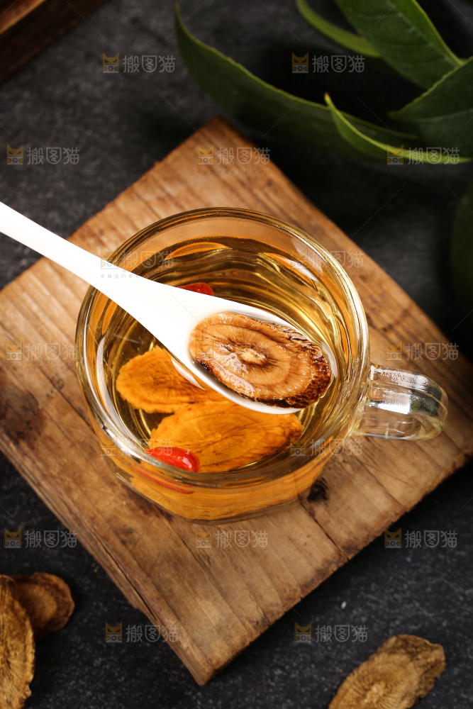 勺子上舀着牛蒡片