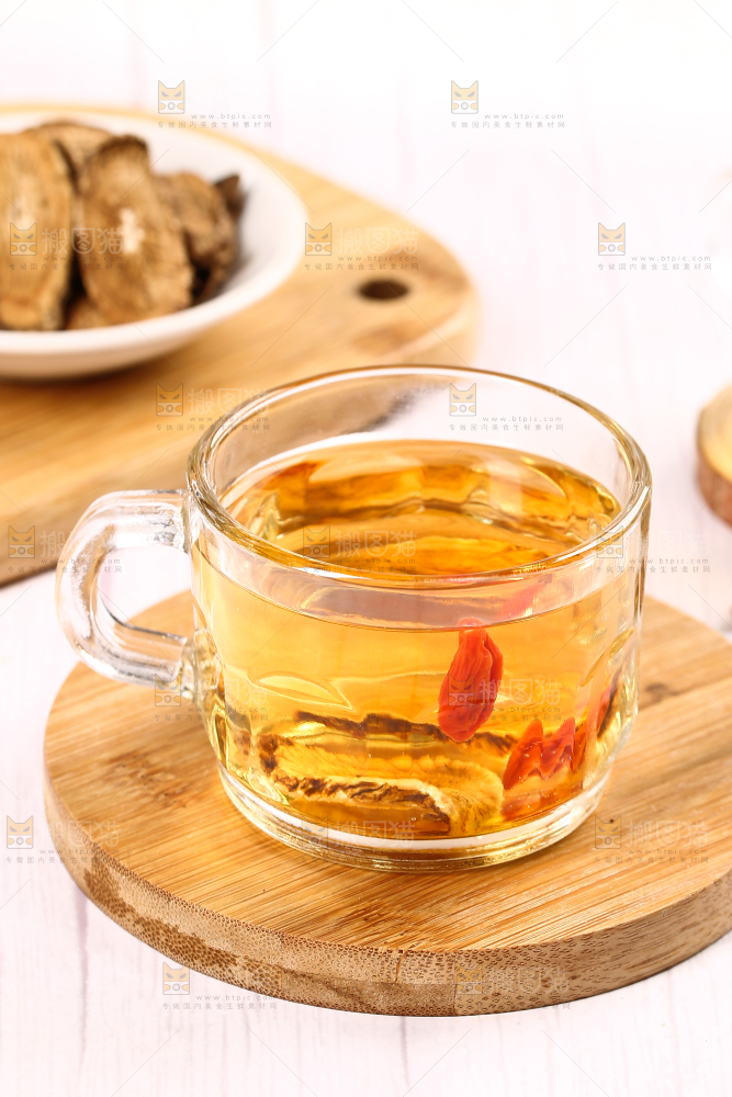 木垫上放着一杯牛蒡根茶