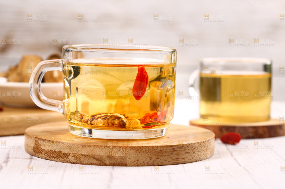 木垫上放着一杯牛蒡根茶