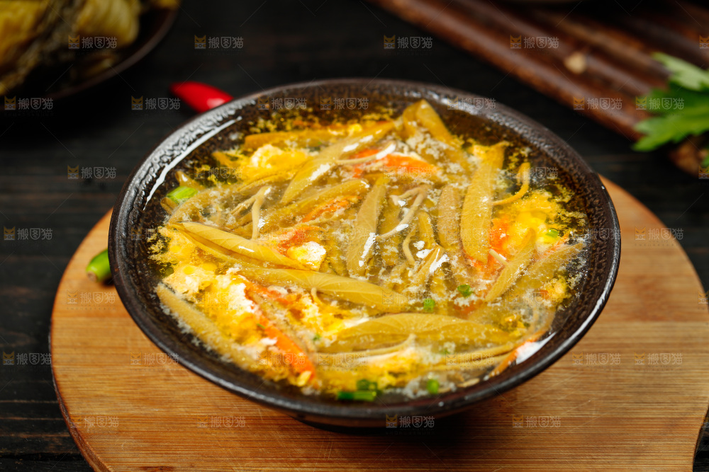 木板上摆放着一碗莼菜汤