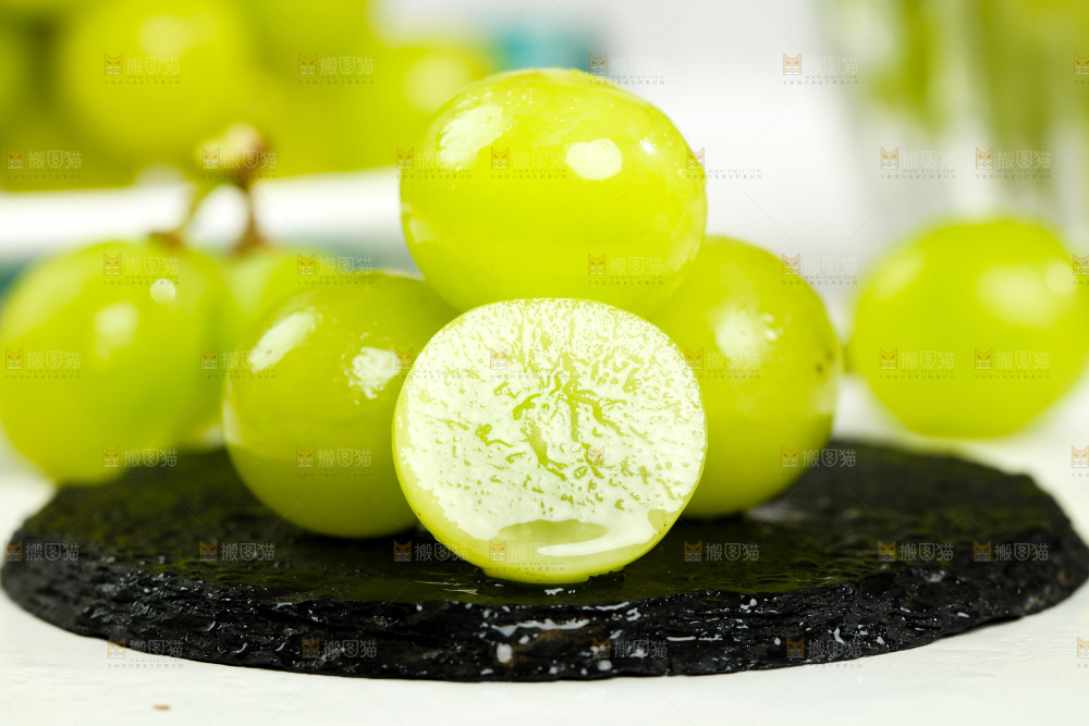 黑底上的阳光玫瑰青提