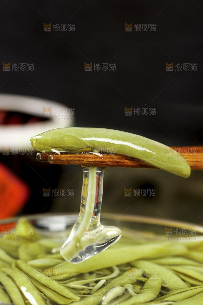 筷子夹着苏州太湖莼菜