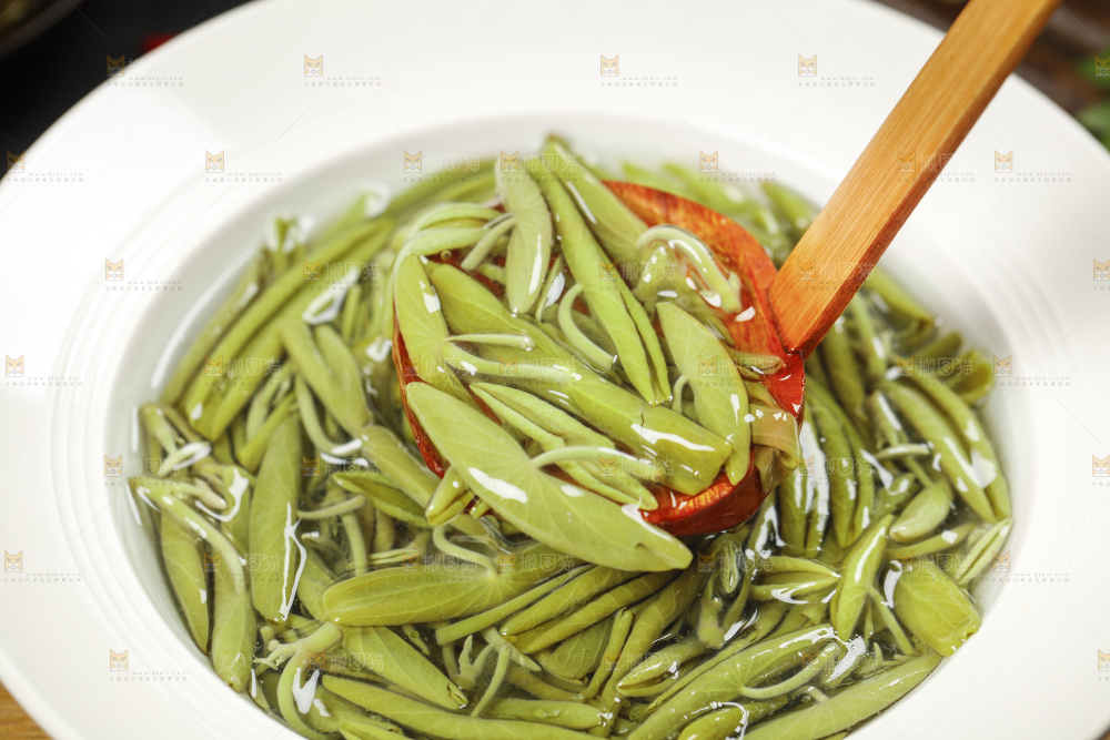 勺子舀着太湖莼菜