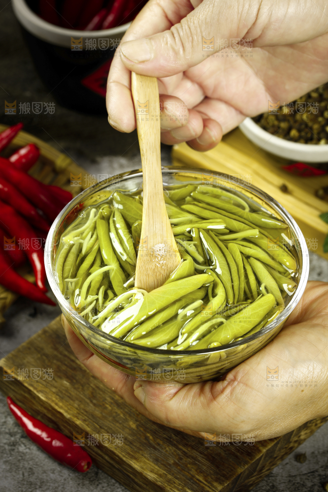 手里端着一碗莼菜