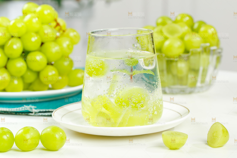 杯子里泡着青提