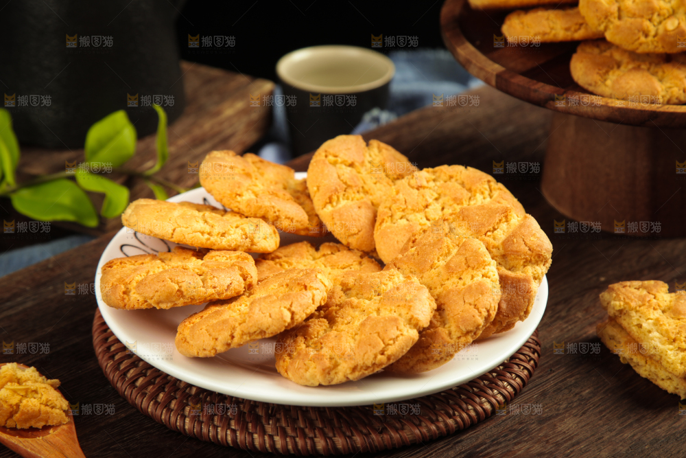 木底上放着一盘核桃酥