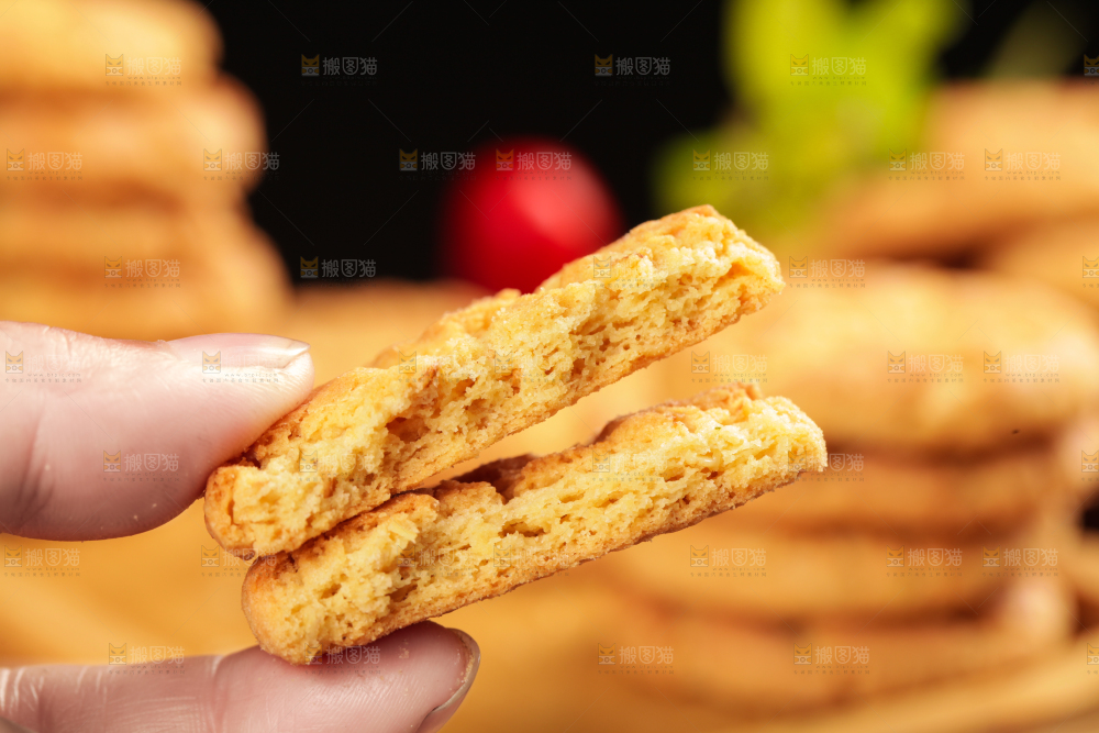 手里拿着桃酥饼干