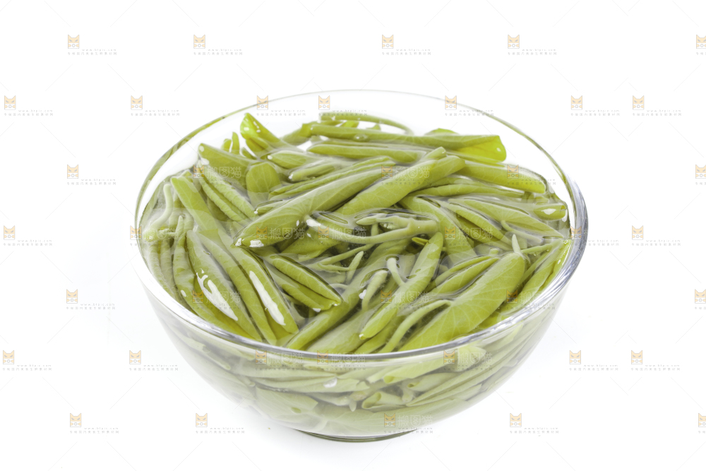 白底上摆放着一碗太湖莼菜
