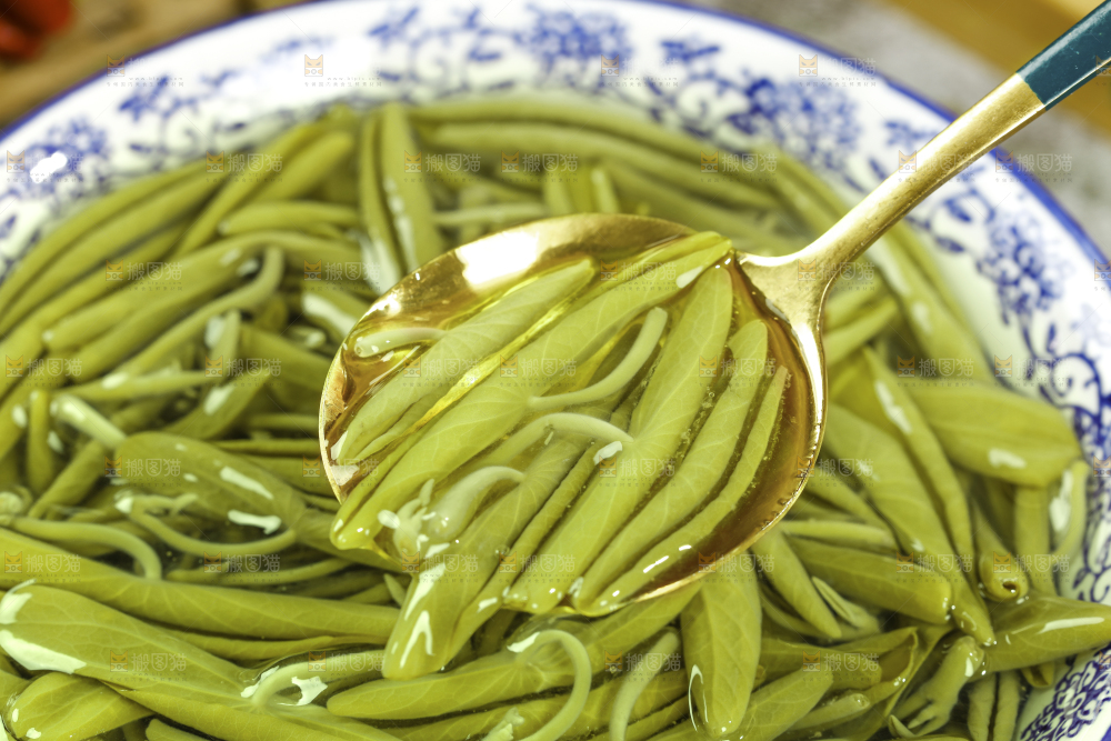 勺子舀着西湖莼菜