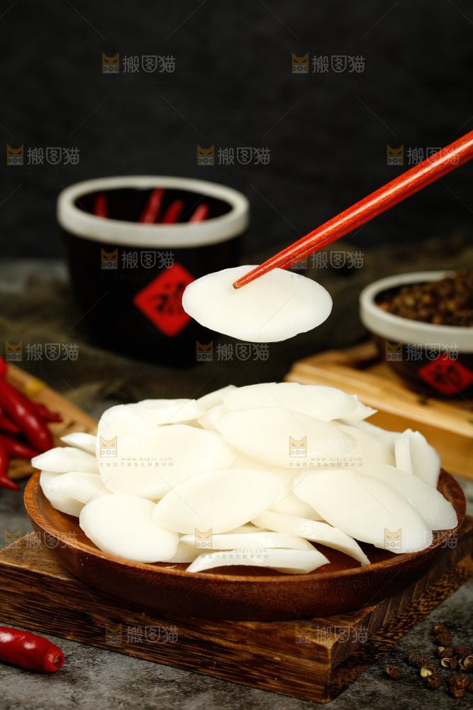 筷子夹着年糕片