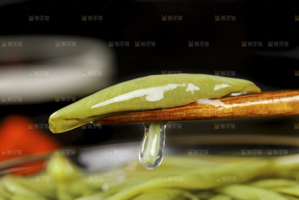 筷子夹着苏州太湖莼菜