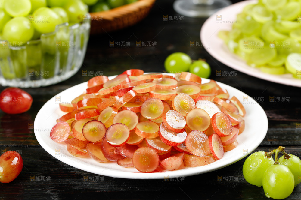 盘子里的红提果肉