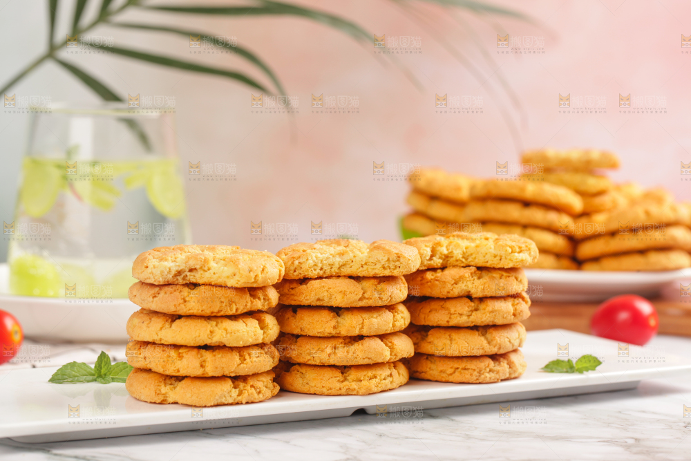 盘子里的桃酥饼干