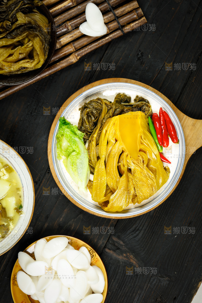 盘子里放着酸菜