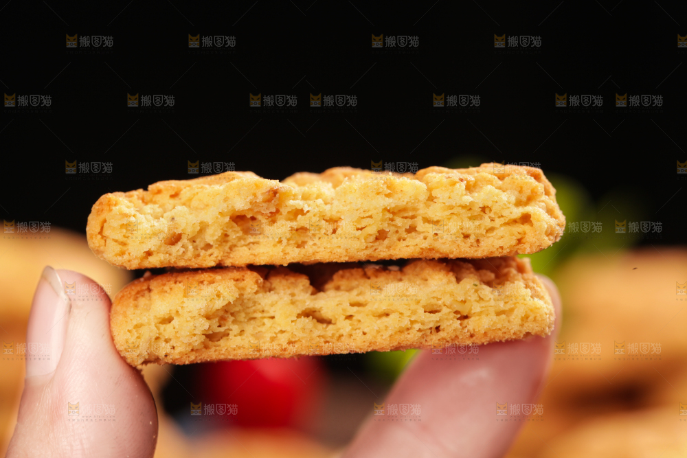 手里拿着桃酥饼干
