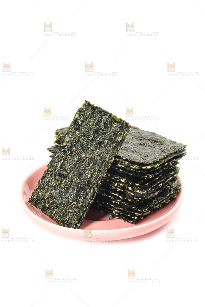 白底上放着一盘海苔夹心脆