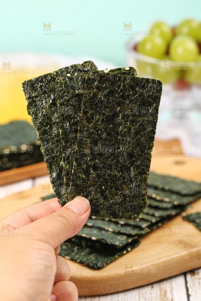 手里拿着夹心海苔脆