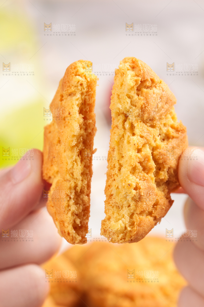 手拿着酥饼