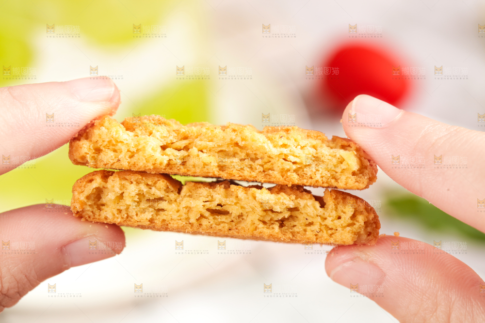 手拿着酥饼