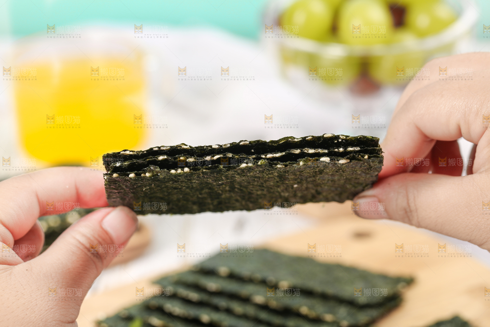 手里拿着夹心海苔脆