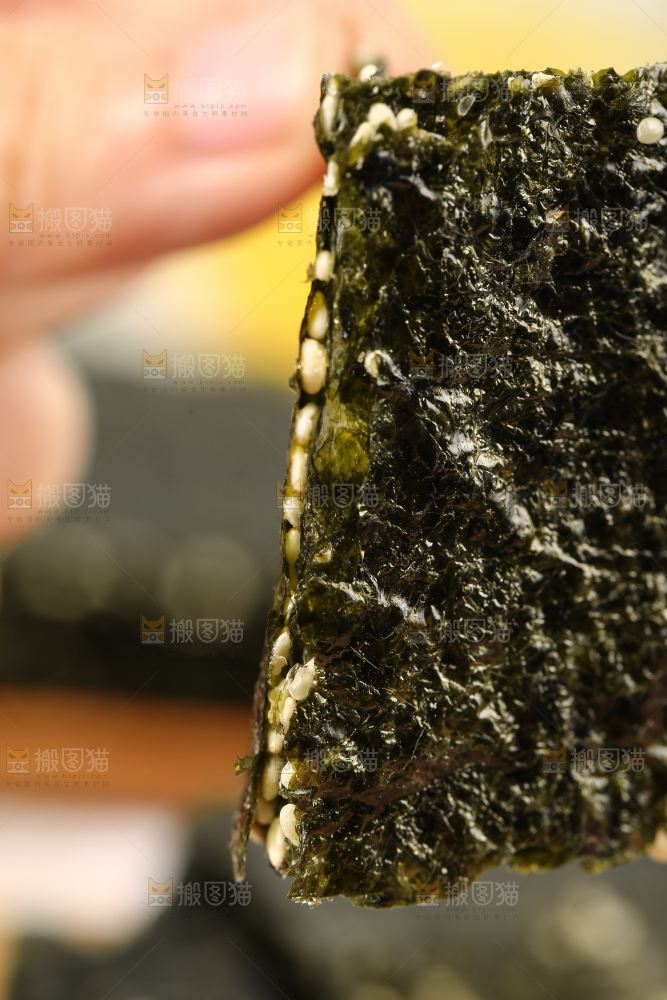 手里拿着夹心海苔