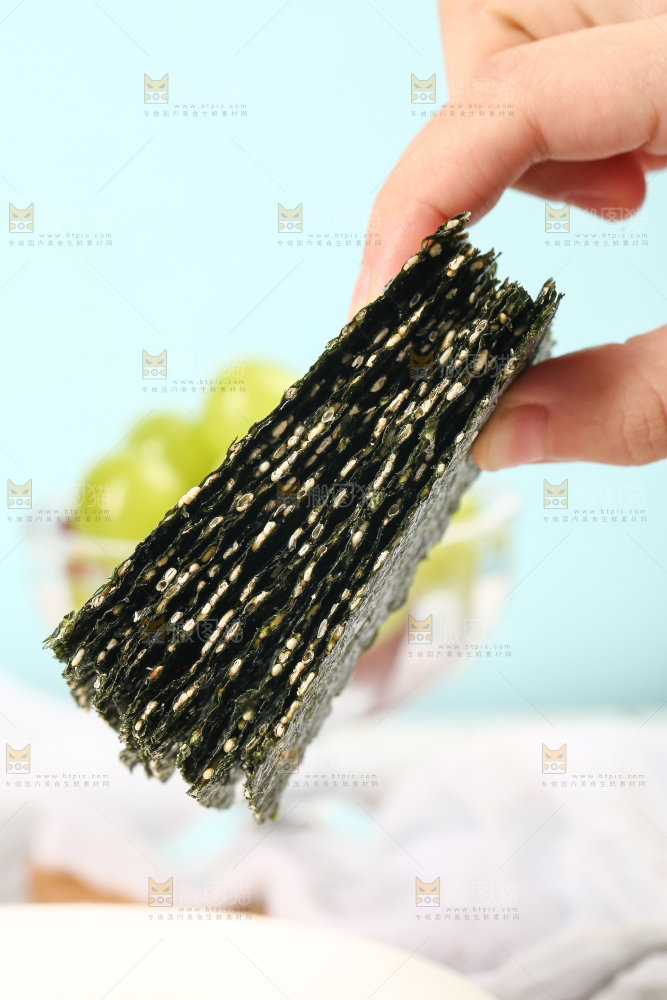手里拿着芝麻夹心海苔