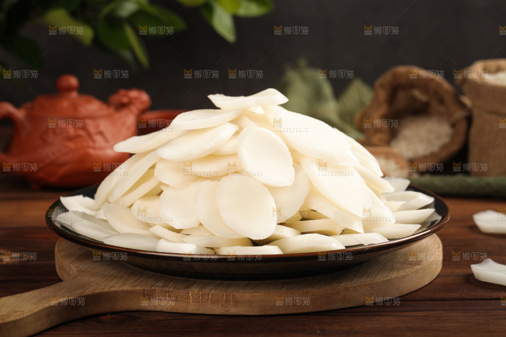 木板上放着一盘年糕片