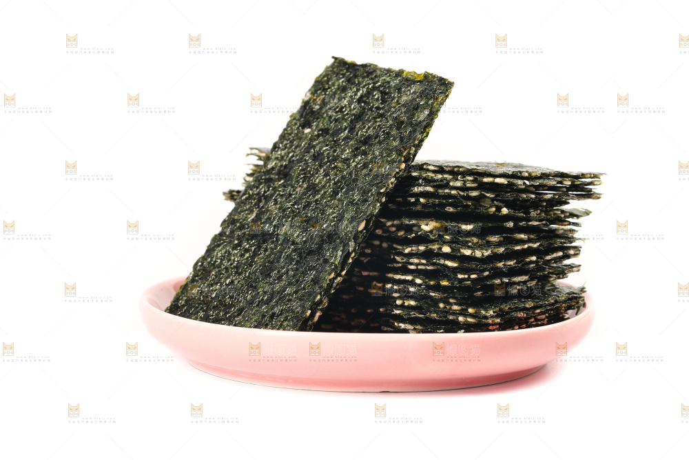白底上放着一盘海苔夹心脆