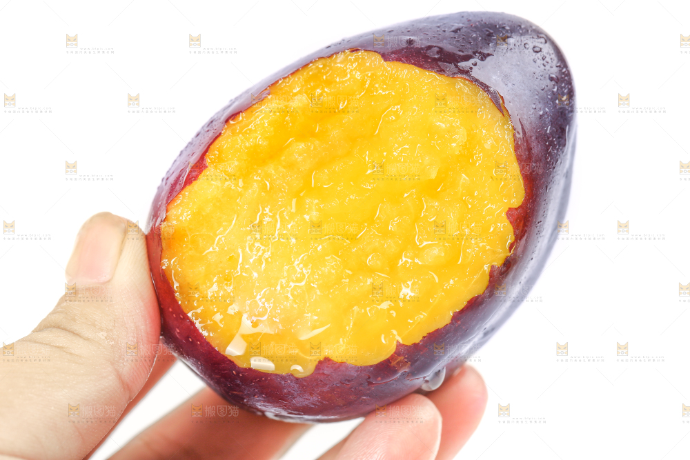 手上拿着西梅