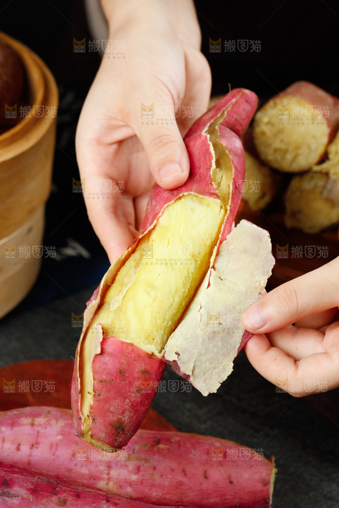 手里拿着板栗紅薯