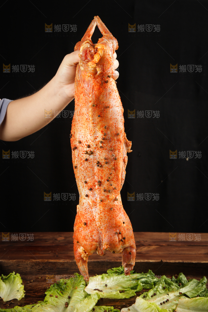 手拿着兔肉