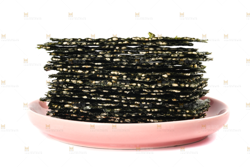 白底上放着一盘海苔夹心脆