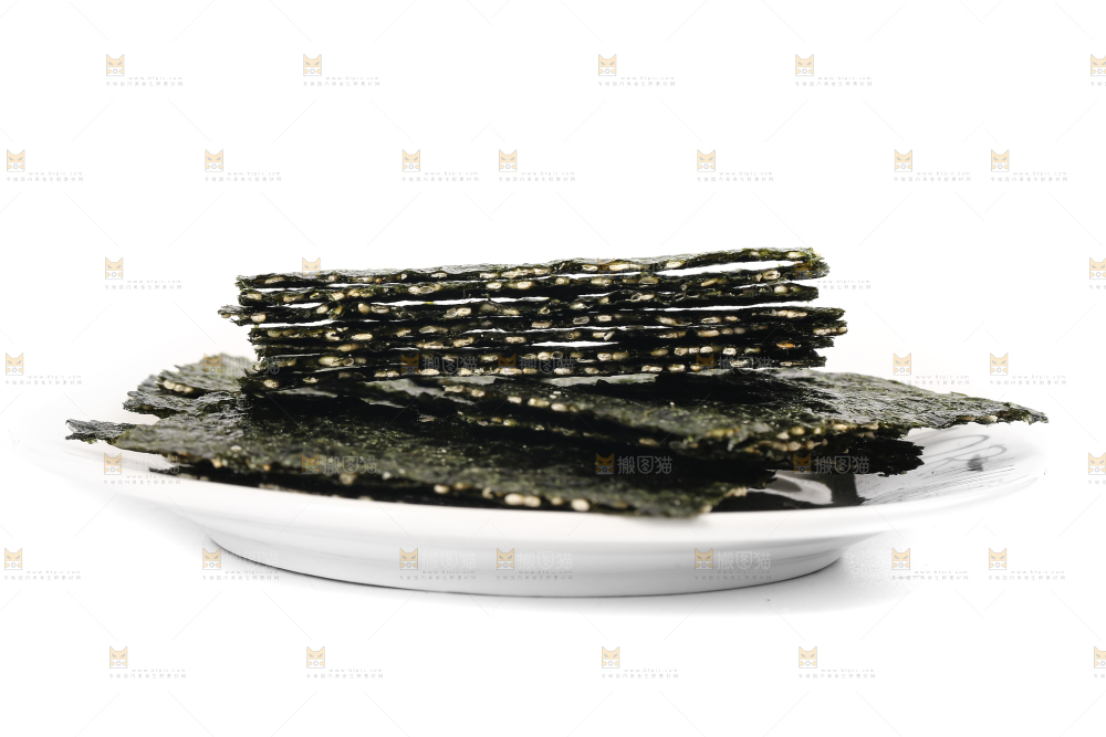 白底上放着一盘海苔夹心脆