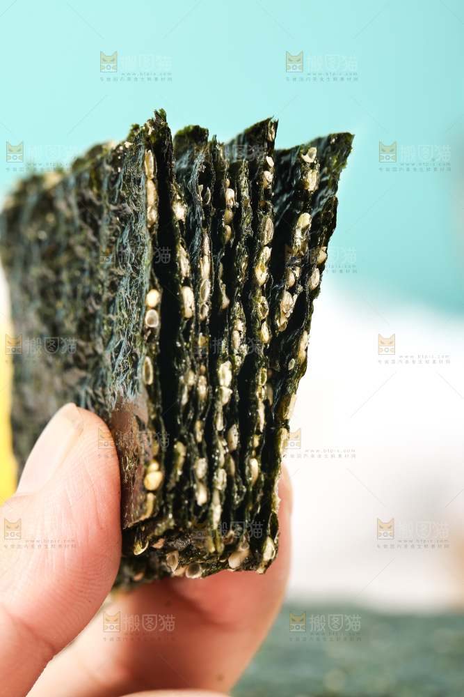 手里拿着芝麻夹心海苔