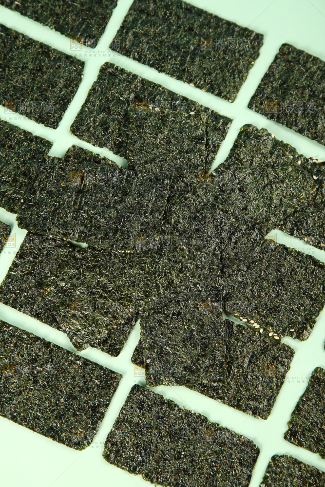 绿底上放着海苔片